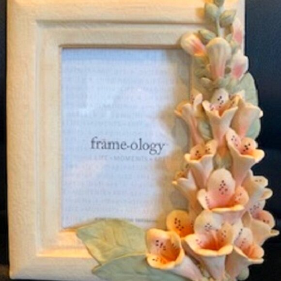 NWT Frameology United Design Beige Textured Leaves & Pink Flower Frame 10"x8"